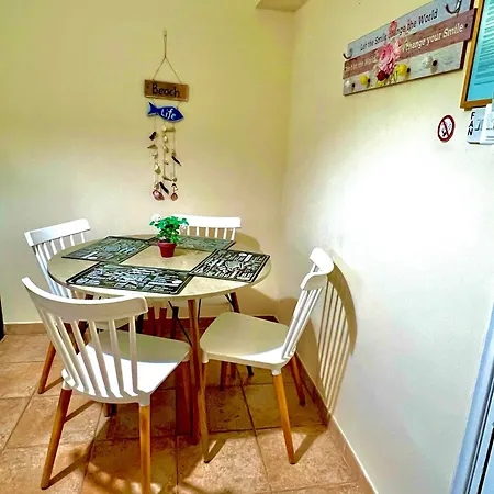 Charming Seaside Haven 1br Flat Apartment